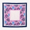 Foulard carré rose plissé