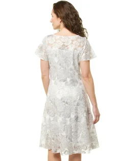 Robe dentelle argentée